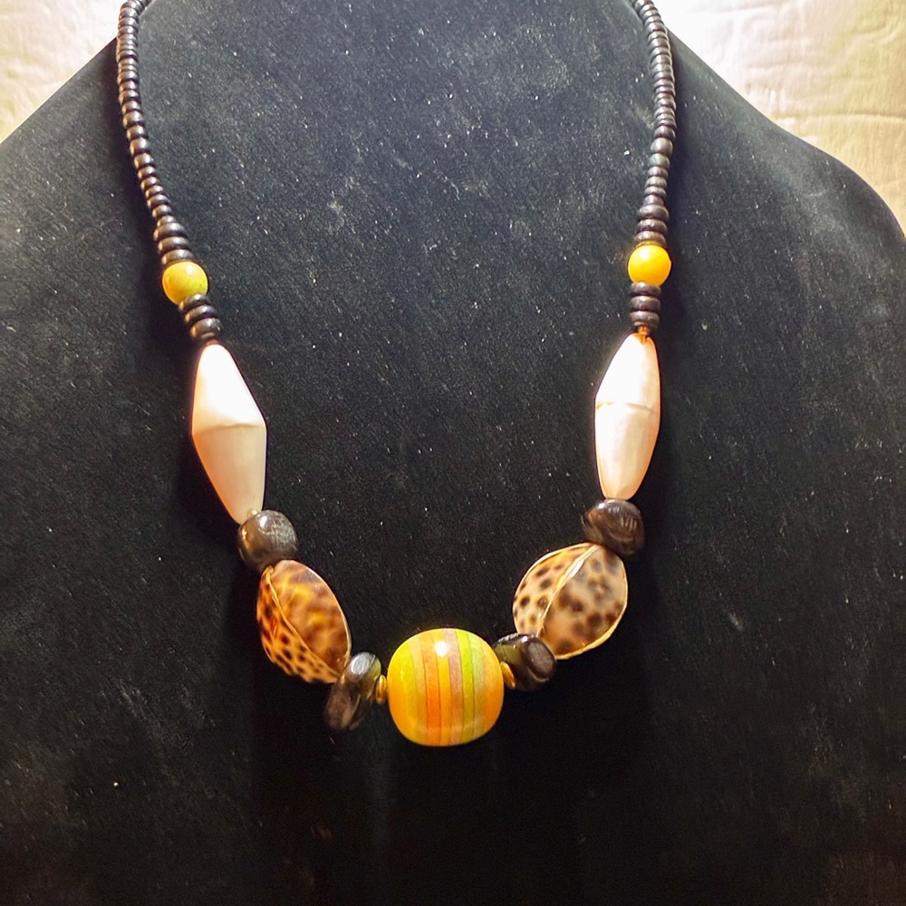 Gorgeous Vintage Boho Shell & Wooden Bead Necklace 24” Inches Lot# 381